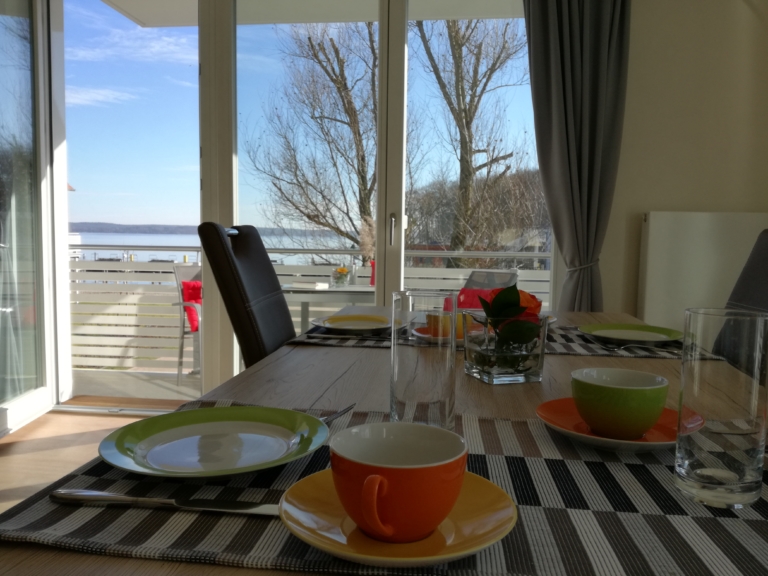 Essecke mit Blick auf den Plauer See