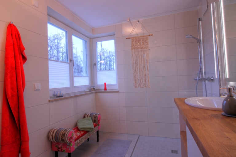 Das Badezimmer im Obergeschoss mit bodengleicher Dusche