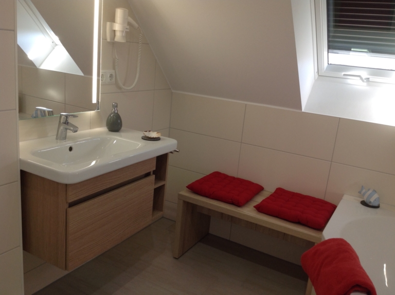 Das Badezimmer im Obergeschoss hat eine Badewanne